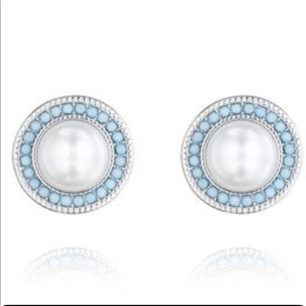 Chloe + Isabel Heirloom Pearl Stud Earrings
